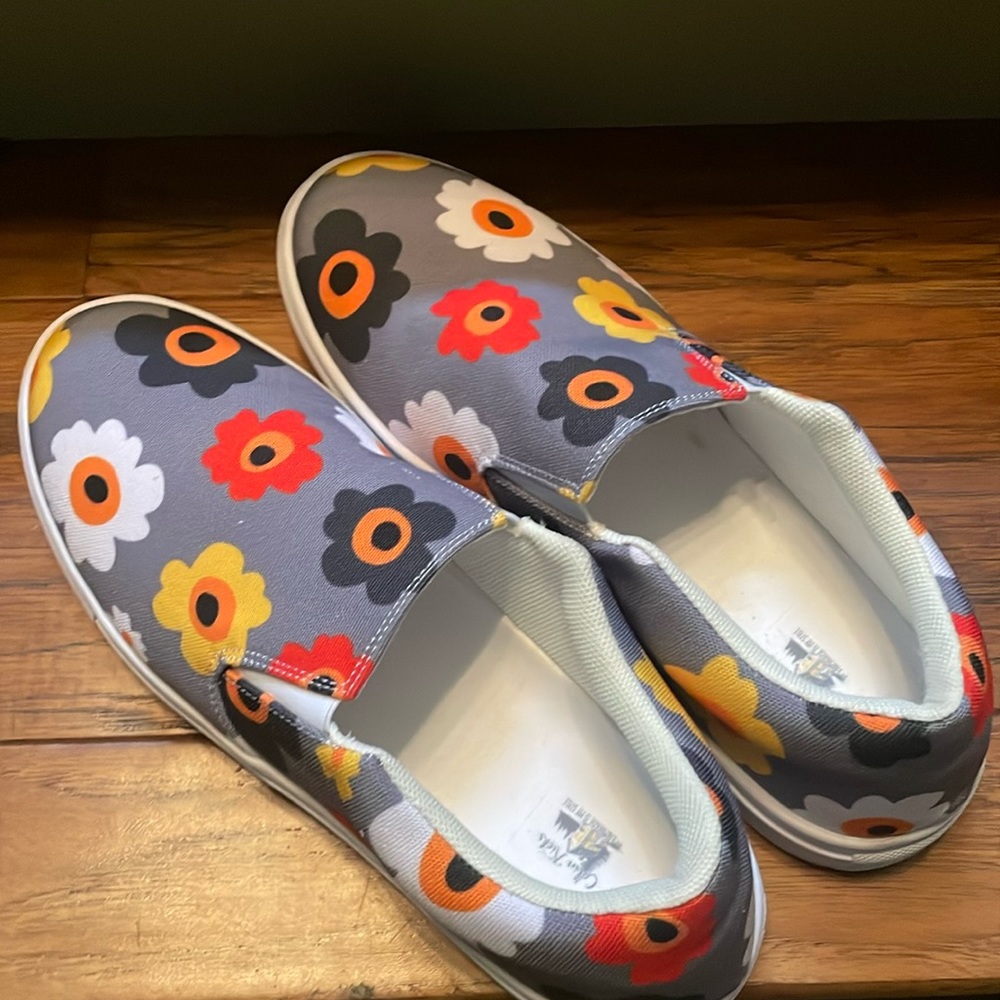 Cabin Kicks slip on Tennies size 10